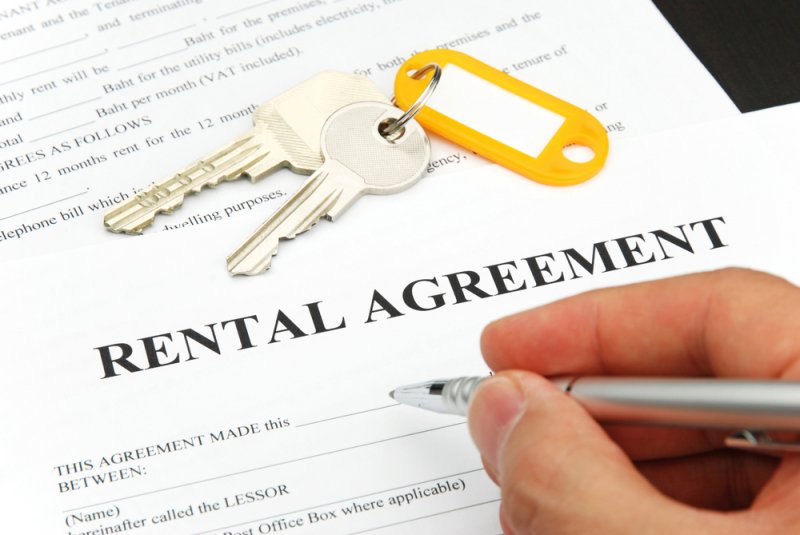 House keys on mortgage rental agreement